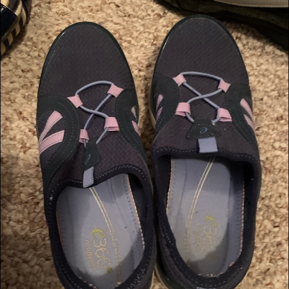 SHOES - Picture 1 of 2